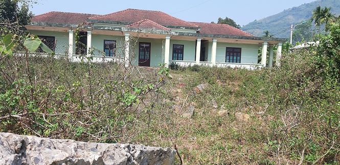 Khi hỏi về tổng mức đầu tư của công trình Trạm kỹ thuật nông nghiệp bị bỏ hoang, ông Nguyễn Quảng, Phó chủ tịch UBND huyện Phước Sơn cho hay: “Quá lâu nên không còn nhớ. Công trình xây dựng bằng tiền ngân sách nhà nước” - Ảnh: Nguyễn Thành