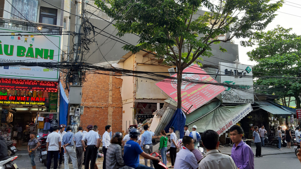 Toàn bộ phần bờ tường đổ xuống móng nhà đang xây khiến các công dân phía dưới kéo nhau chạy thoát thân. Nhiều người trong ngôi nhà bị sập cũng kịp chạy thoát ra ngoài.