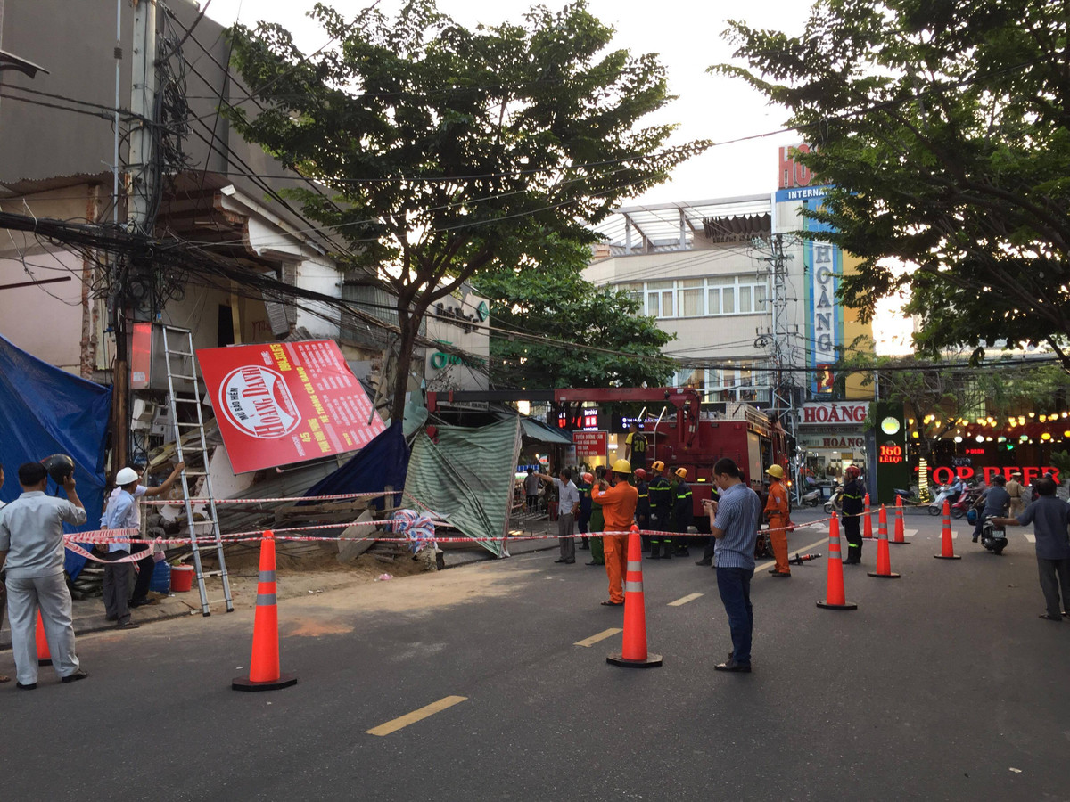 Lực lượng chức năng đang phong tỏa hiện trường điều tra nguyên nhân sập nhà.