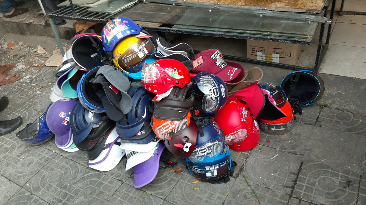 Số ít mũ bảo hiểm còn nguyên được chủ nhà tìm thấy.