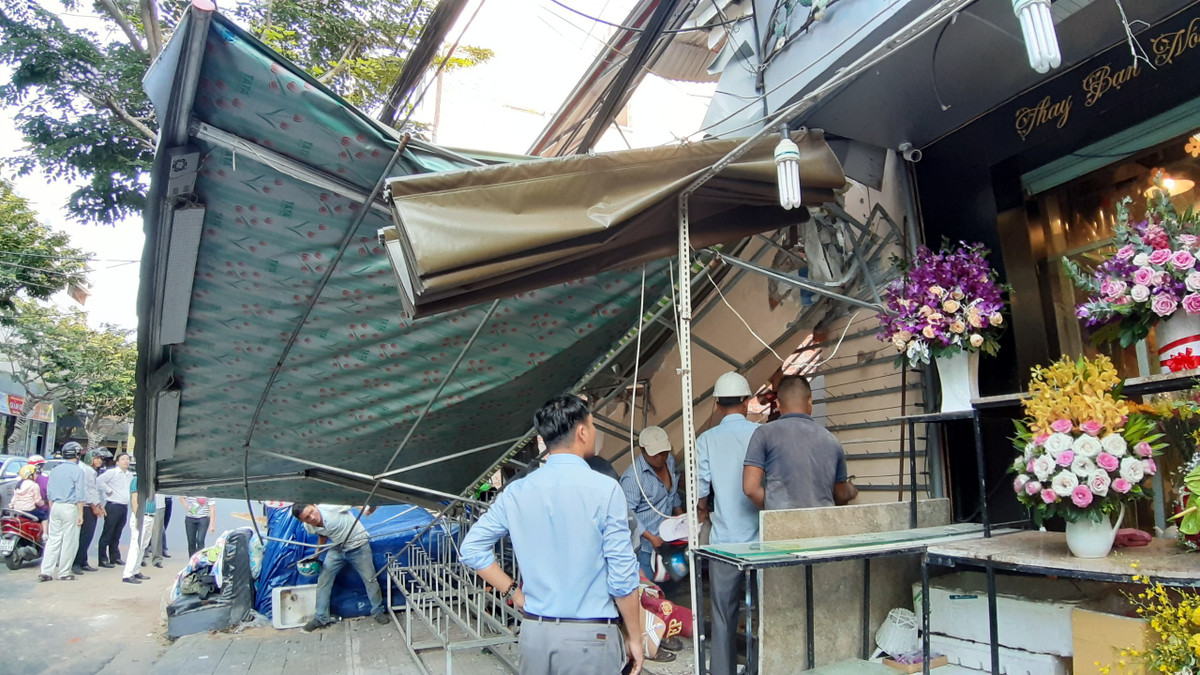 Theo ghi nhận của PV Kiến thức, ngôi nhà bị sập đang kinh doanh mũ bảo hiểm. Vụ việc may mắn không gây thiệt hại về người.