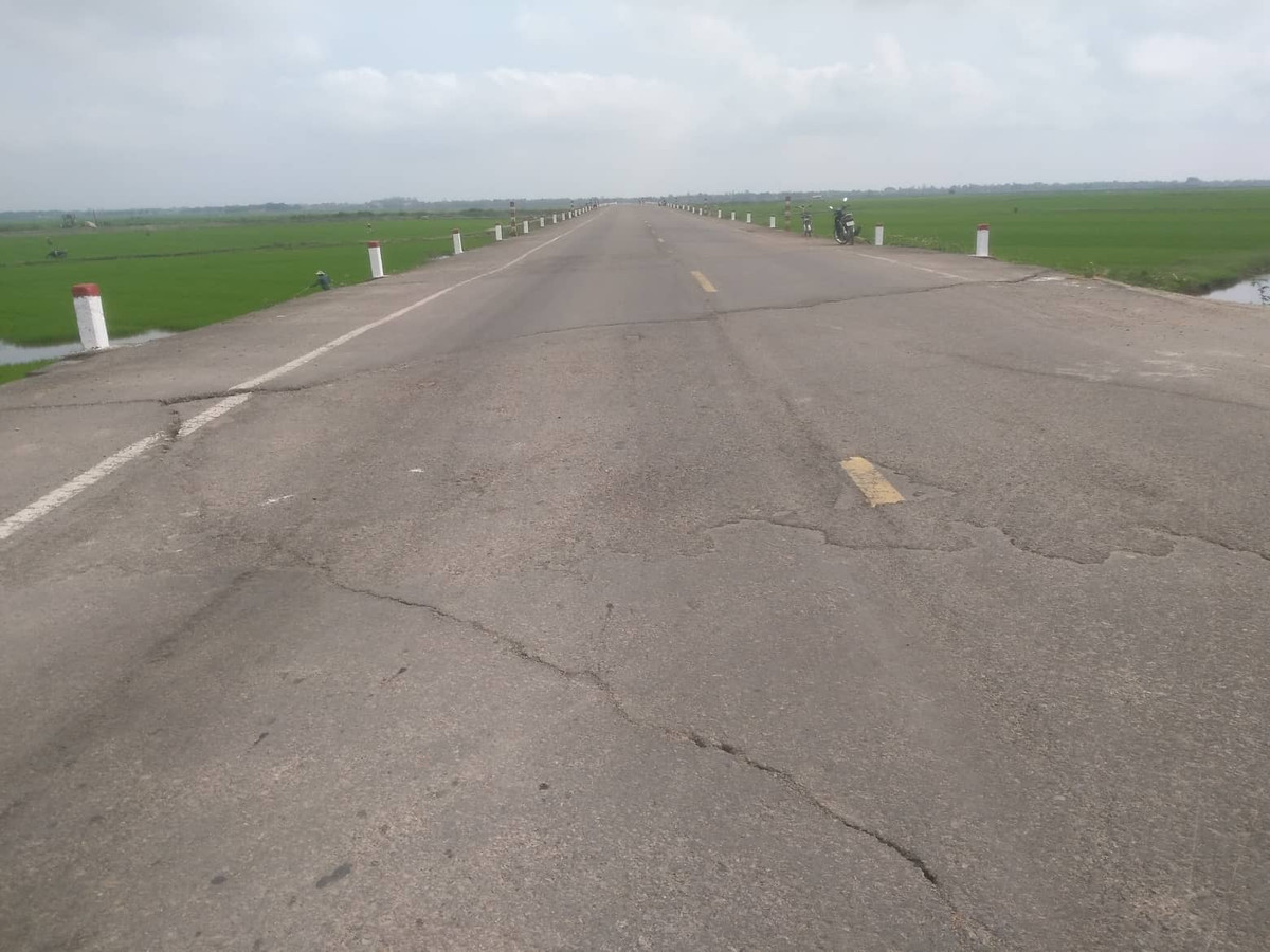 Hàng trăm vệt nứt ngang chằng chịt khiến con đường trở nên xấu xí. 