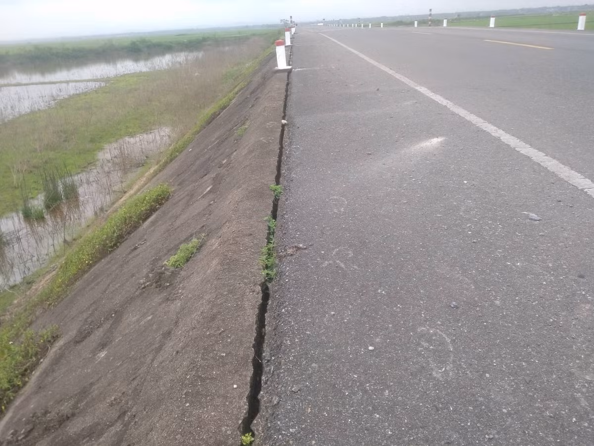 Phần kè mép đường có dấu hiệu bị sụt, lún tạo ra vết nứt khá lớn.