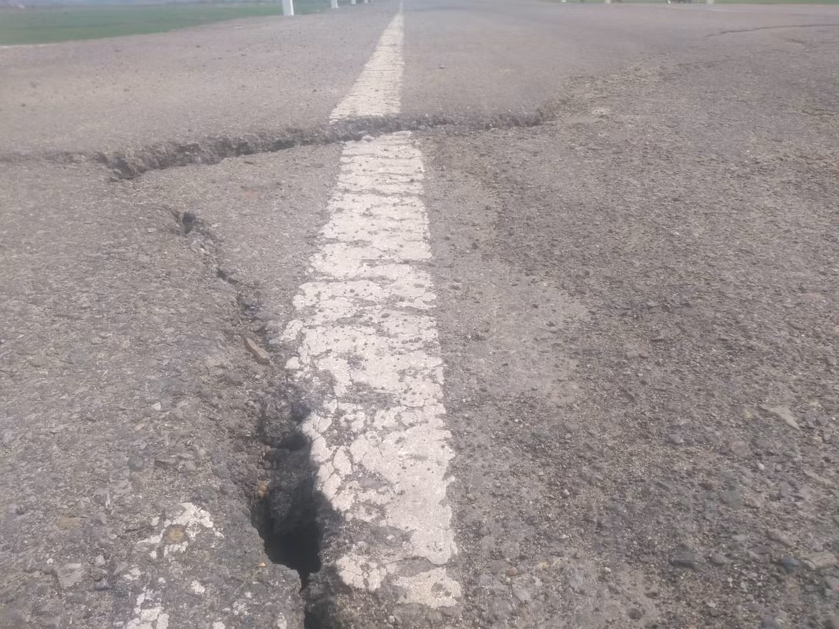 Măt đường xuất hiện những lỗ hổng sâu.