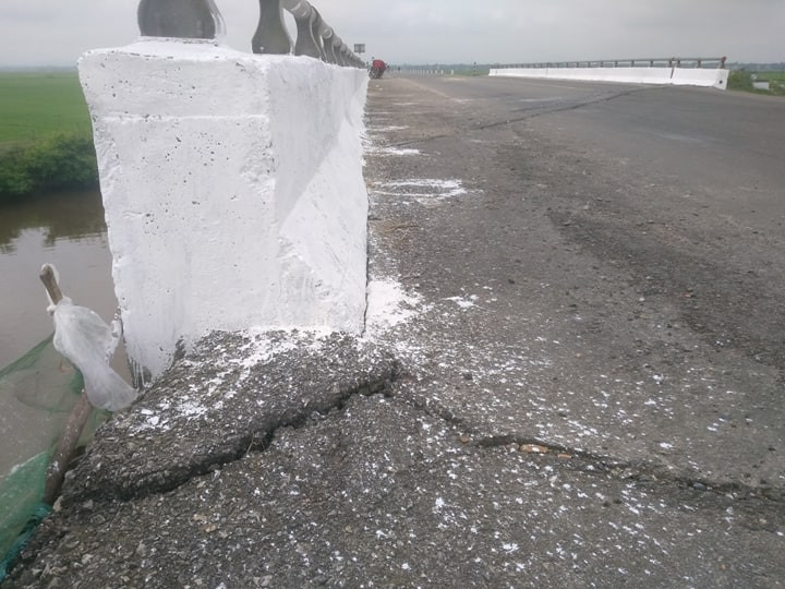 Tại cầu Hải Thiện 2, thành cầu và mặt đường nhựa đã xuất hiện vết nứt, không có sự liên kết và kết dính với nhau.