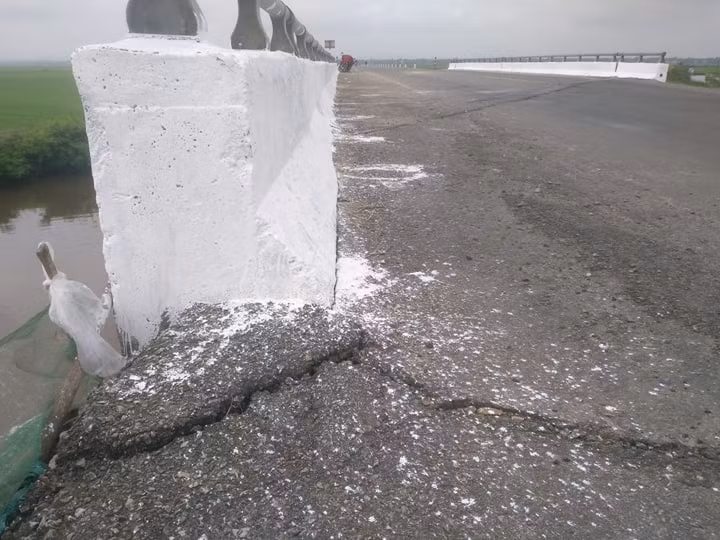 Tại cầu Hải Thiện 2, thành cầu và mặt đường nhựa đã xuất hiện vết nứt, không có sự liên kết và kết dính với nhau.