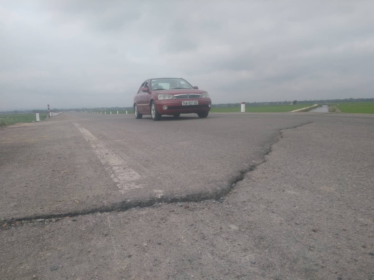 Mặt đường gồ ghề nguy hiểm cho người tham gia giao thông.