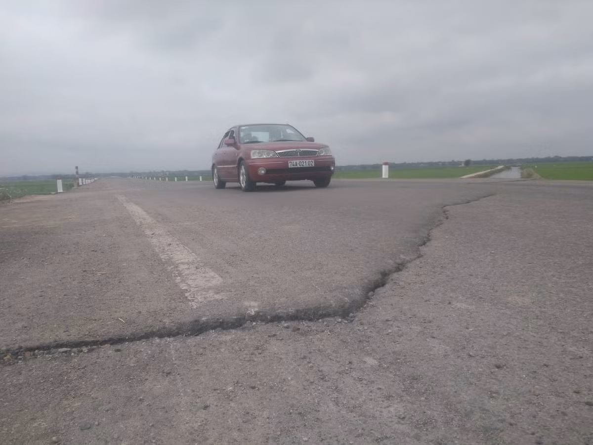 Mặt đường gồ ghề nguy hiểm cho người tham gia giao thông.