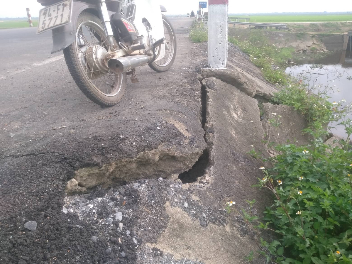 Chị Võ Thi Kim Hiền ( xã Hải Thành, Hải Lăng, Quảng Trị) chia sẽ: “Con đường đã xuống cấp trầm trọng, trên mặt đường xuất hiện những điểm sụt lún và ghồ ghề gây ảnh hưởng và nguy hiểm đến tính mạng cho mọi người mỗi khi lưu thông trên tuyến đường này. Đặc biệt tuyến đường 600 tỷ giờ như những cái bẫy tử thần đối với những người lạ lần đầu tiên đi qua đây”. 