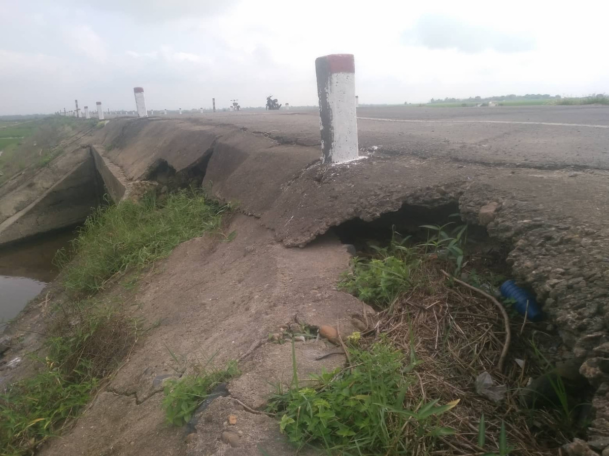 Kè móng 2 bên đường bị vỡ, hở hàm ếch sâu gần 2m.