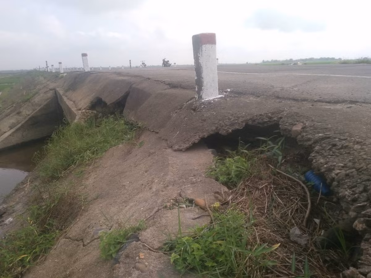 Kè móng 2 bên đường bị vỡ, hở hàm ếch sâu gần 2m.