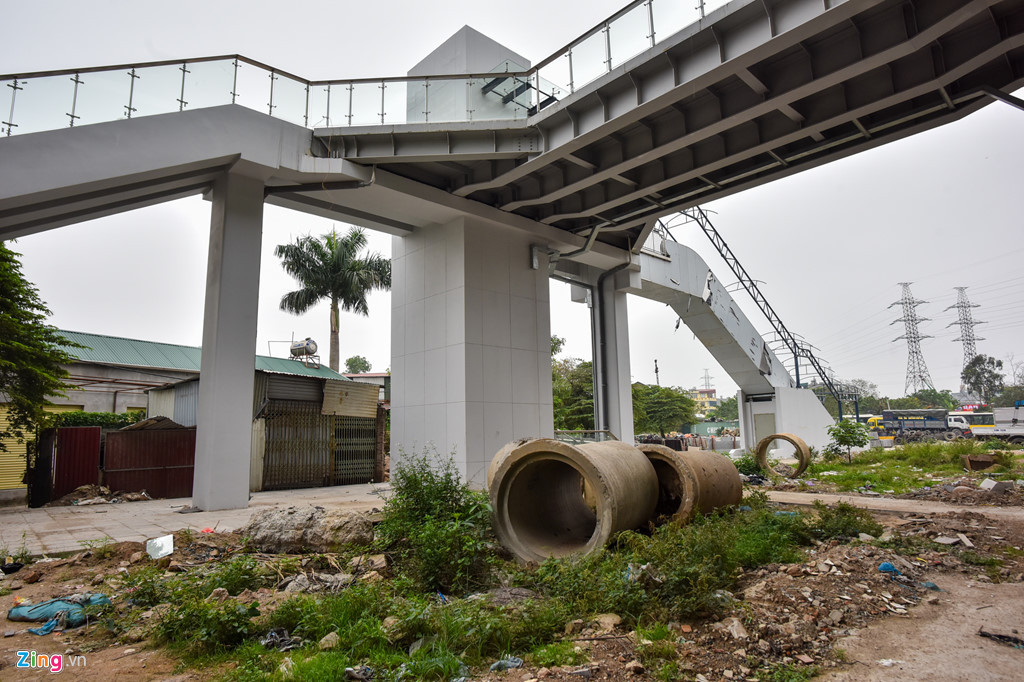 Thứ trưởng Bộ GTVT Nguyễn Ngọc Đông cho biết dự án chỉ còn khoảng 4% khối lượng thi công liên quan tới một số hạng mục thô như đường dẫn, bên trong nhà chờ... Song phía dưới ga Văn Khê không được dọn dẹp dù sắp được khai thác thương mại.