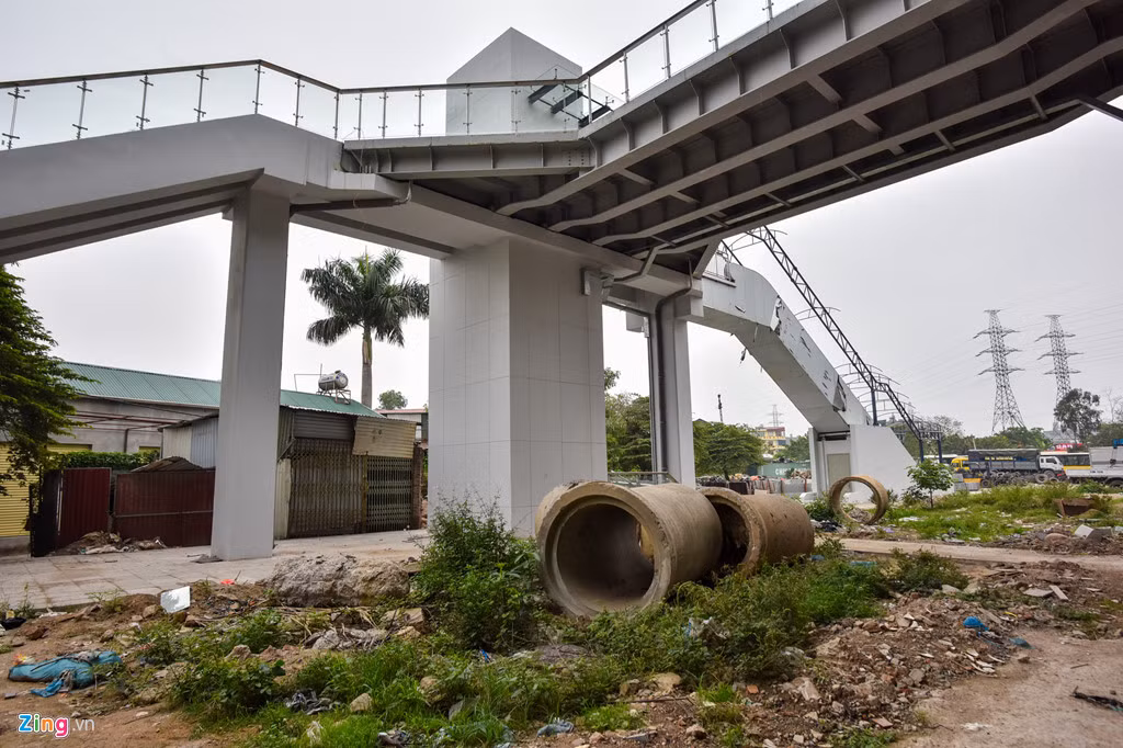 Thứ trưởng Bộ GTVT Nguyễn Ngọc Đông cho biết dự án chỉ còn khoảng 4% khối lượng thi công liên quan tới một số hạng mục thô như đường dẫn, bên trong nhà chờ... Song phía dưới ga Văn Khê không được dọn dẹp dù sắp được khai thác thương mại.