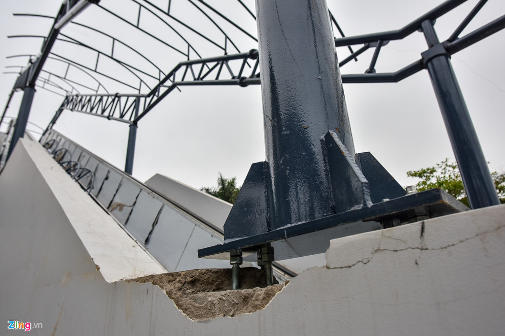 Các trụ sắt làm khung mái vòm còn nham nhở sau khi được lắp.