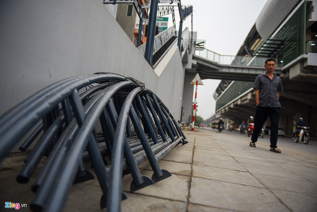 Vật liệu xây dựng được dựng phía ngoài cầu thang dẫn lên ga.