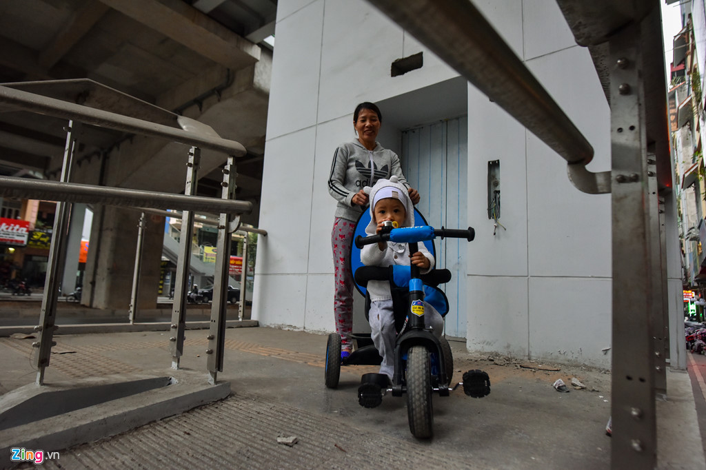 Bảng điện thang máy nhà ga Quang Trung chưa được lắp đặt nhưng người dân vẫn vô tư đi lại quanh khu vực.