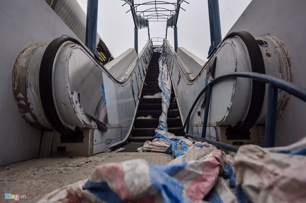 Đường dẫn thang máy không có dấu hiệu của việc sắp vận hành chính thức.