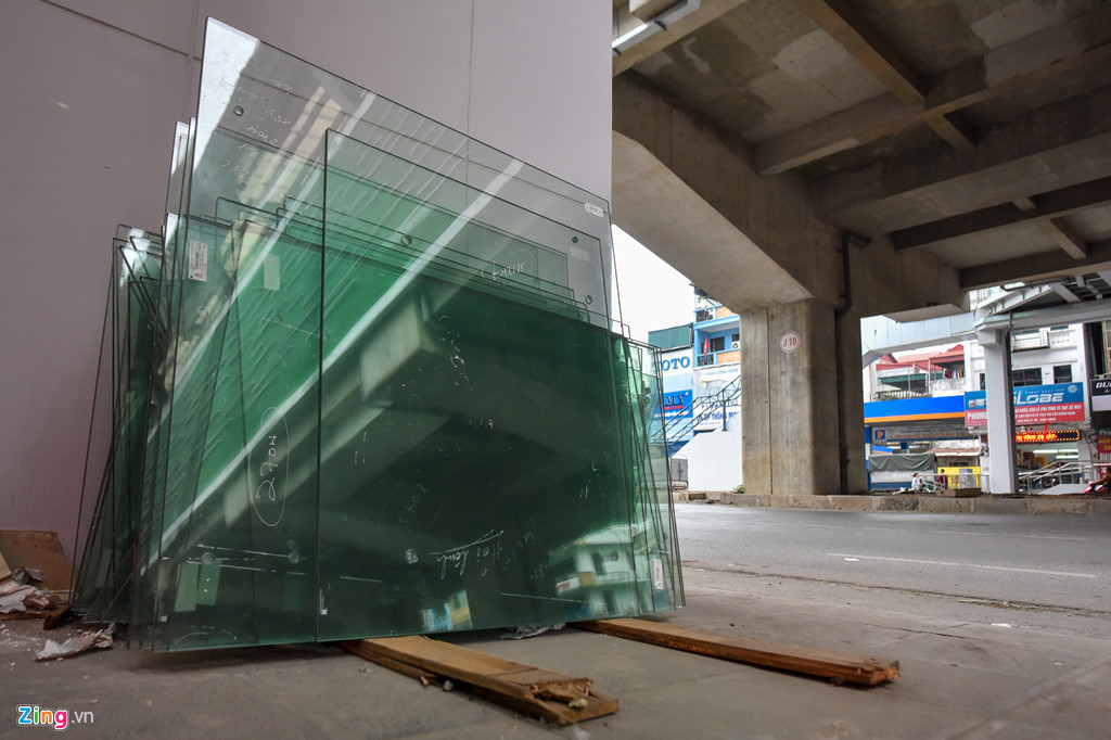Phía dưới nhà ga Quang Trung (đường sắt Cát Linh - Hà Đông) xếp nhiều kính không được che chắn.