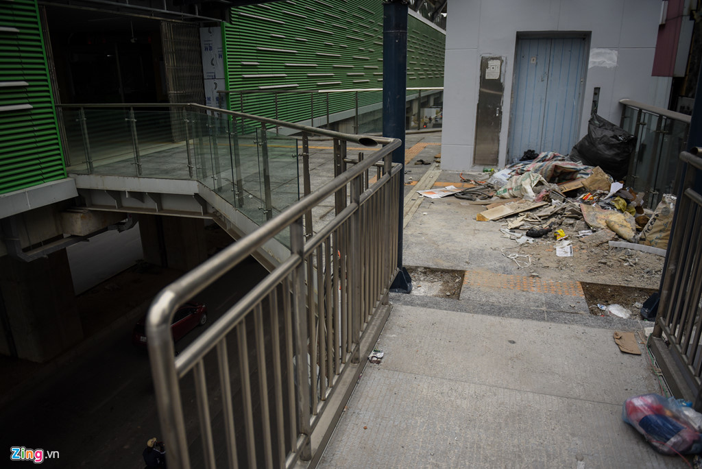 Trước cửa nhà ga La Khê chất đống rác thải xây dựng.