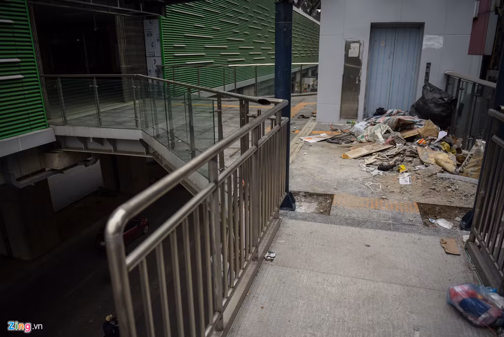 Trước cửa nhà ga La Khê chất đống rác thải xây dựng.