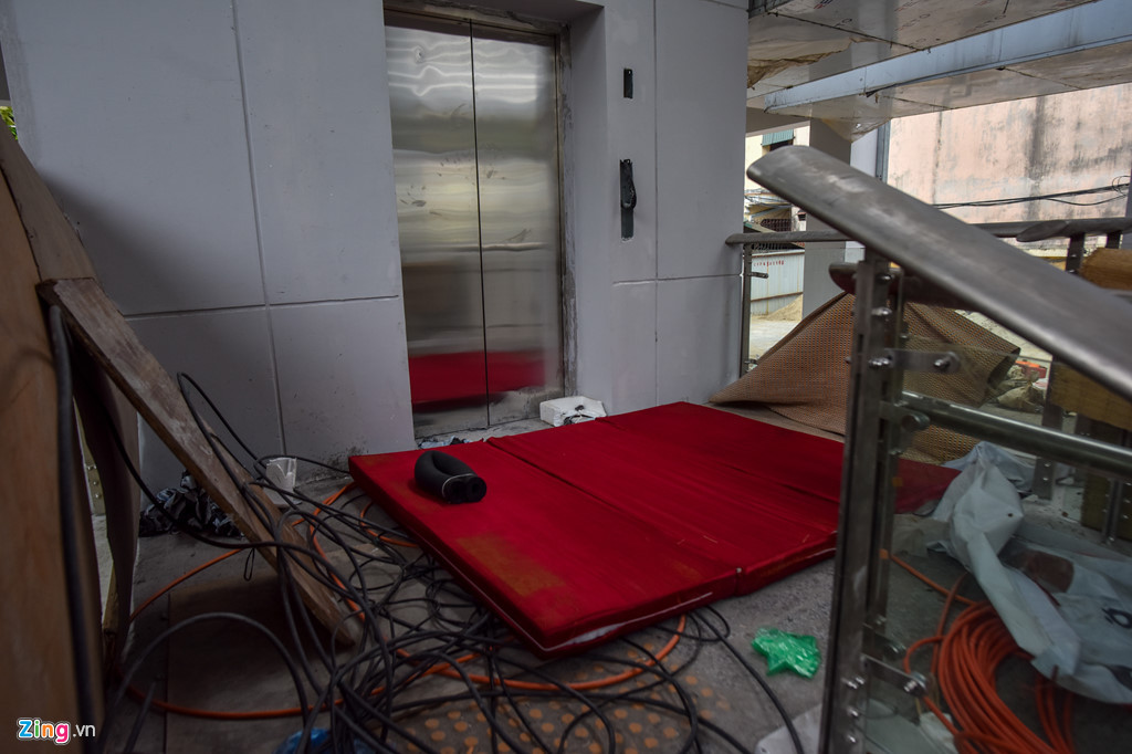 Ngổn ngang chiếu đệm trước cửa thang máy nhà ga Láng.
