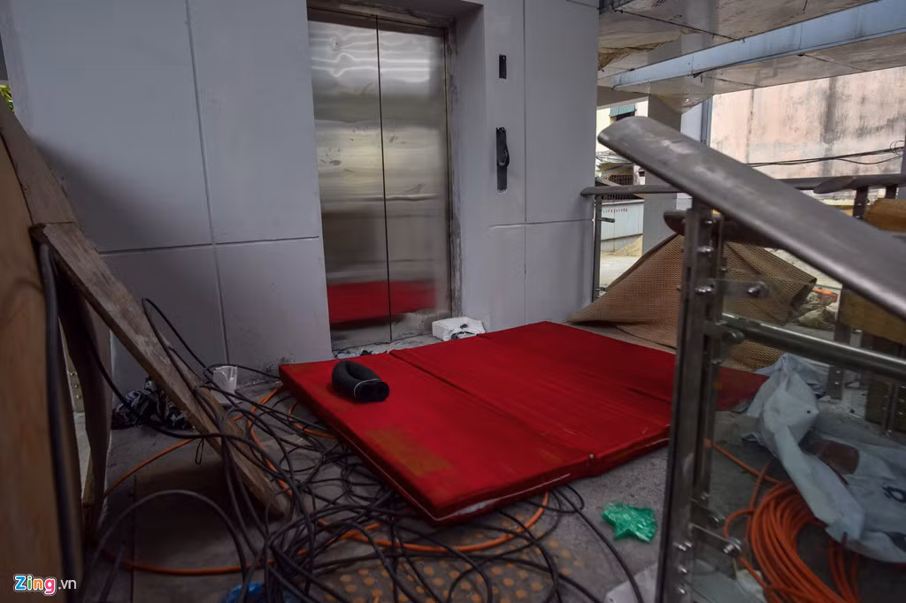 Ngổn ngang chiếu đệm trước cửa thang máy nhà ga Láng.