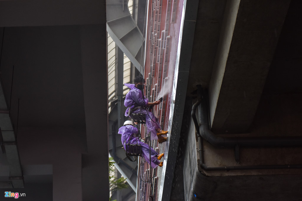 Công nhân phun nước dọn sạch phía ngoài nhà ga La Thành, gấp rút hoàn thành kịp tiến độ công trình vào tháng 4 này.