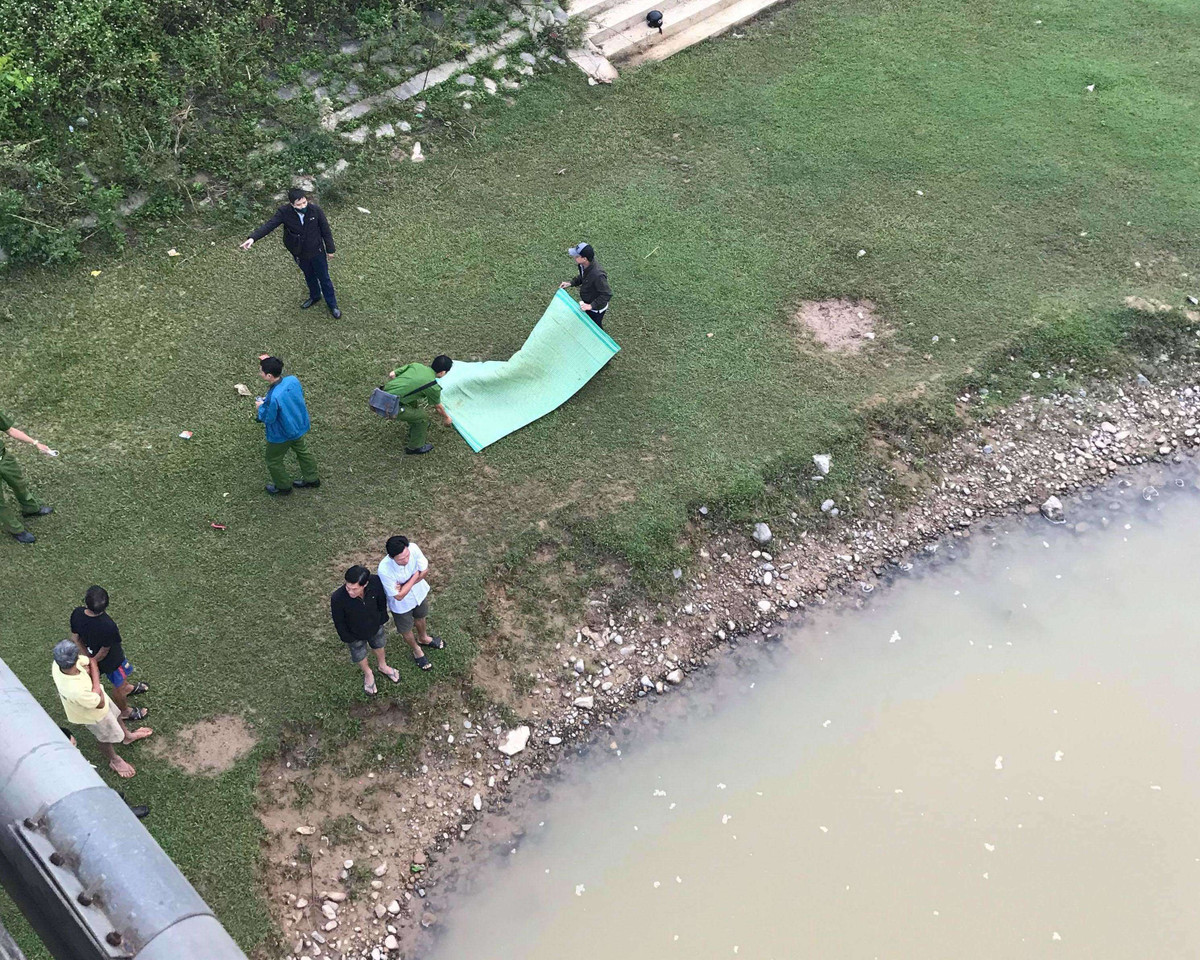 Nu sinh lop 8 nhay cau tu tu do chia tay voi ban trai hoc cap 3