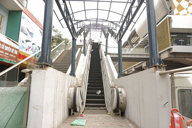Thang cuốn tại ga Phùng Khoang chưa được lắp mái che, nhiều rác vứt ngổn ngang.