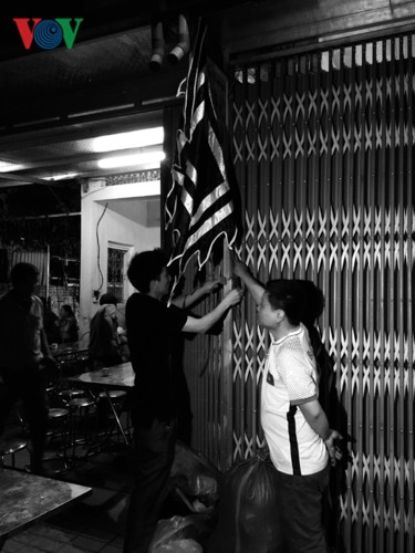 Người dân giúp nhau tổ chức tang lễ cho các gia đình có trẻ em bị đuối nước.