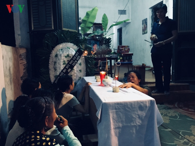 Một người mẹ khóc ngất bên linh cữu con.