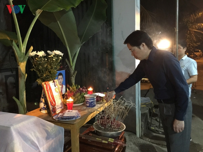 Sau khi nhận được tin 8 học sinh ở thành phố Hòa Bình bị đuối nước tử vong tại khu vực bến Thịnh Minh, các đoàn công tác của Bộ Giáo dục và Đào tạo, Bộ Lao động Thương Binh và Xã Hội; Tỉnh ủy, UBND tỉnh cùng các sở, ngành của tỉnh Hòa Bình đã đến thăm hỏi, động viên, chia sẻ mất mát với gia đình các nạn nhân.