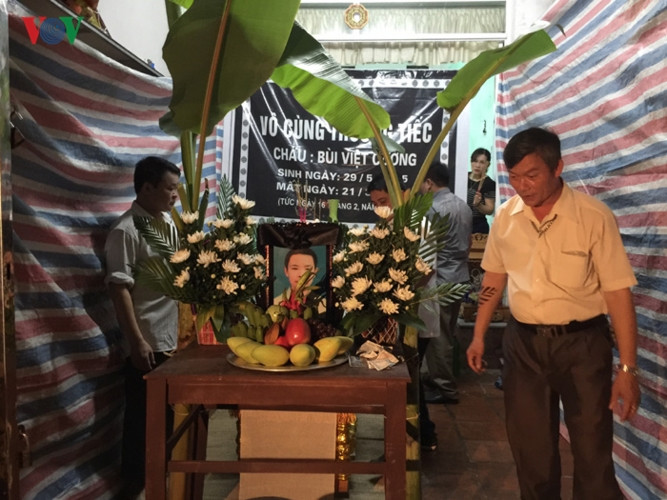 Sửa sang ban thờ.