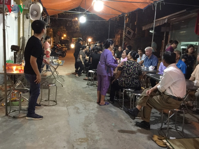 Người dân đau xót trước nỗi mất của 8 gia đình.