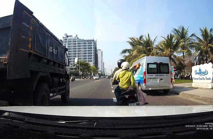 Thanh nien di xe may nem gach vo kinh xe tai khai gi?