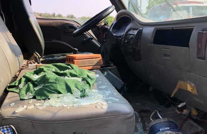 Thanh niên đi xe máy ném gạch vỡ kính xe tải khai gì? - Hình 2 Thanh nien di xe may nem gach vo kinh xe tai khai gi?-Hinh-2