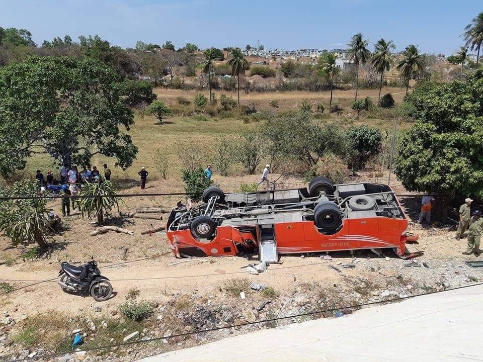 Xe khach cho doan nuoc ngoai lao xuong vuc, nhieu nguoi bi thuong