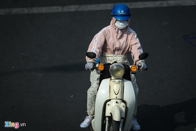 Một "set phụ kiện" cơ bản của người dân khi ra đường trong những ngày này bao gồm: kính mát, áo khoác hoặc áo chống nắng, khẩu trang dày choàng cả đầu, găng tay, quần dài, váy chống nắng, tất chống nắng, giày cao cổ... Có người thậm chí còn trang bị thêm khăn choàng cổ, phụ kiện vốn chỉ dành cho thời tiết mùa đông ở những vùng có khí hậu lạnh.