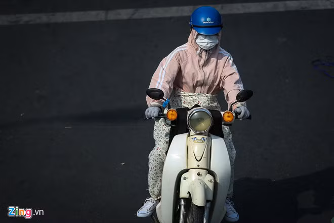 Một "set phụ kiện" cơ bản của người dân khi ra đường trong những ngày này bao gồm: kính mát, áo khoác hoặc áo chống nắng, khẩu trang dày choàng cả đầu, găng tay, quần dài, váy chống nắng, tất chống nắng, giày cao cổ... Có người thậm chí còn trang bị thêm khăn choàng cổ, phụ kiện vốn chỉ dành cho thời tiết mùa đông ở những vùng có khí hậu lạnh.