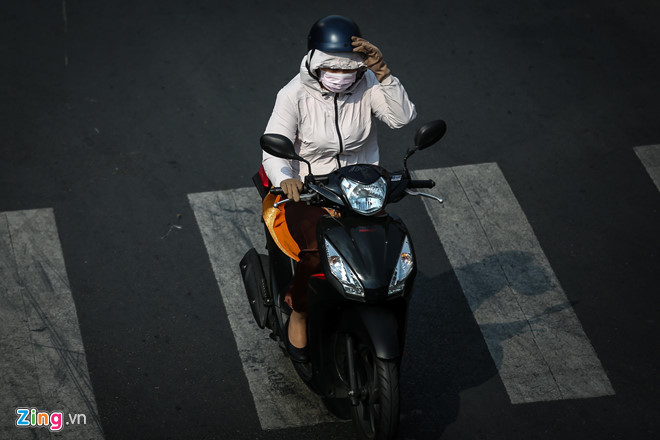 Chính vì lý do này, trong những ngày qua, người dân Sài Gòn khi có nhu cầu cần phải ra đường vào lúc giữa trưa luôn phải tự trang bị cho mình rất nhiều quần áo, phụ kiện bảo hộ để chống nắng.