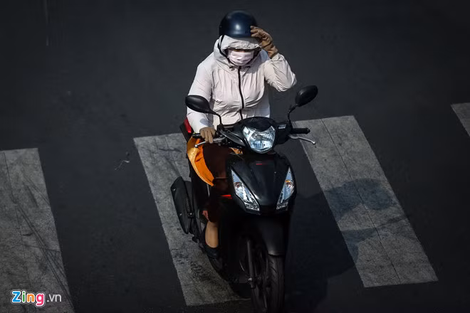 Chính vì lý do này, trong những ngày qua, người dân Sài Gòn khi có nhu cầu cần phải ra đường vào lúc giữa trưa luôn phải tự trang bị cho mình rất nhiều quần áo, phụ kiện bảo hộ để chống nắng.