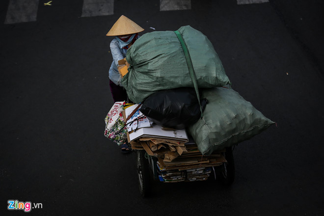 ..mà còn ở cả người đẩy hàng buôn bán phế liệu
