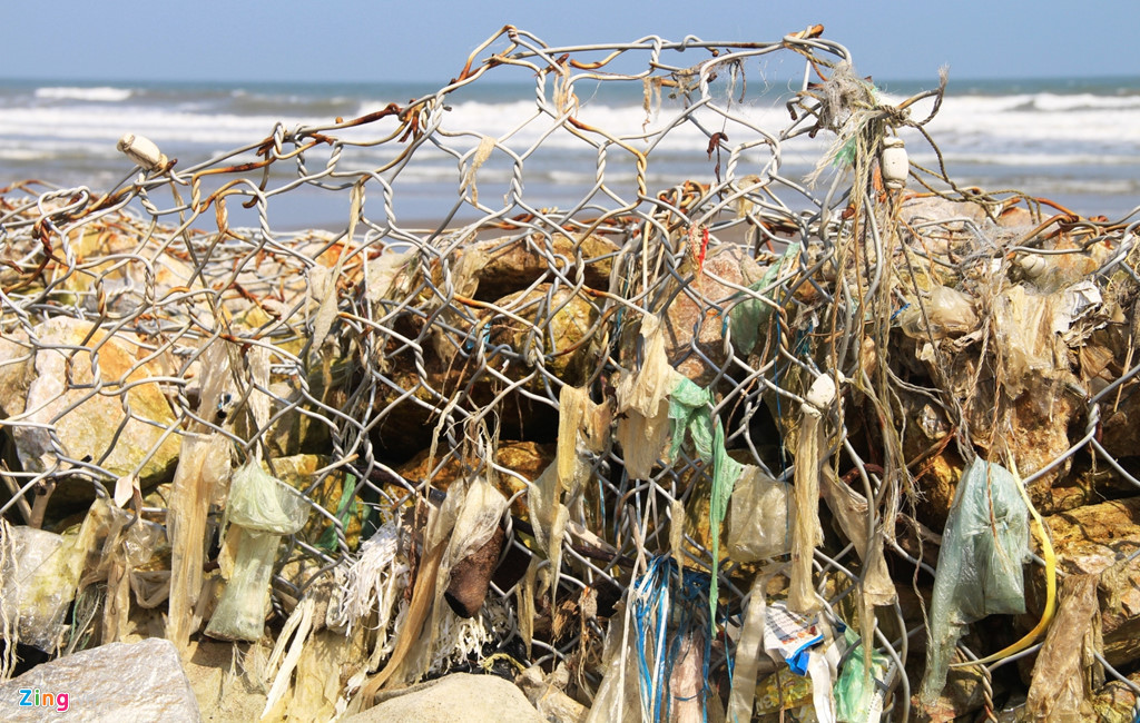 Lưới thép B40 hoen gỉ, lởm chởm. Người dân địa phương cho biết du khách tới đây đã than phiền và không dám xuống biển. Năm trước, TP Sầm Sơn cho khắc phục bằng cách đổ đầy đất cát để lấp bãi đá nhưng lại khiến nó đã trở thành cái "bẫy". "Khi sóng biển đánh vào, đá và lưới sắt lộ ra. Có trường hợp du khách tắm và vui chơi nhưng không biết nên đã dẫn tới bị thương, chảy máu", một người dân nói.