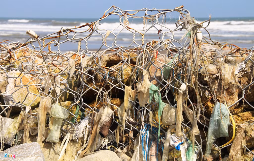 Lưới thép B40 hoen gỉ, lởm chởm. Người dân địa phương cho biết du khách tới đây đã than phiền và không dám xuống biển. Năm trước, TP Sầm Sơn cho khắc phục bằng cách đổ đầy đất cát để lấp bãi đá nhưng lại khiến nó đã trở thành cái "bẫy". "Khi sóng biển đánh vào, đá và lưới sắt lộ ra. Có trường hợp du khách tắm và vui chơi nhưng không biết nên đã dẫn tới bị thương, chảy máu", một người dân nói.