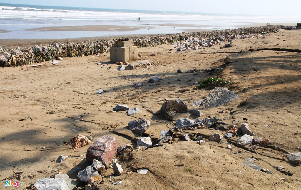 Đây là những rọ đá được TP Sầm Sơn thả xuống bờ biển để chống xâm thực từ sau cơn bão số 10, năm 2016. Nhưng cũng từ đó, chính quyền địa phương chưa có biện pháp thay thế. Việc này khiến một đoạn bãi biển như bị "lãng quên" và trở nên nhếch nhác.