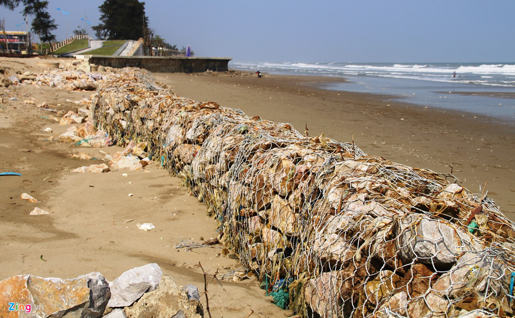 Ông Lương Văn Thắng, Chủ tịch UBND TP Sầm Sơn, cho biết việc xâm thực tại khu vực bãi tắm D là bài toán khó. "Kinh phí không có, chính quyền địa phương cũng rất trăn trở. Sắp tới chúng tôi sẽ báo cáo tỉnh để làm sao tìm một đơn vị tư vấn nghiên cứu về dòng chảy ngầm để có phương án lâu dài", ông Thắng nói.