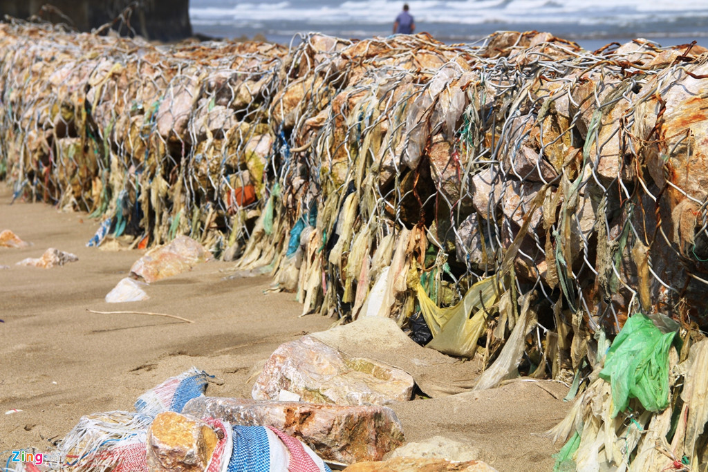 Không chỉ vậy, chướng ngại vật này còn trở thành nơi túi nylon từ khắp nơi bám vào sau mỗi lần thủy triều lên xuống.