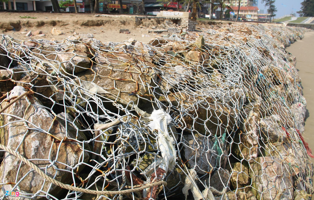 Bức tường đá dài 200 mét, cao khoảng 50-60 cm.