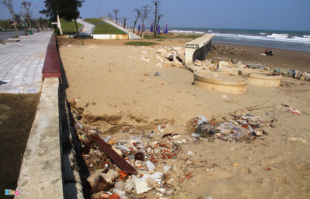 Ông Lường Văn Hoàng, Phó chủ tịch UBND phường Quảng Cư, cho biết tại điểm giáp nhau giữa bãi tắm D và bờ kè biển của khu nghỉ dưỡng đang bị xâm thực mạnh. Năm 2016, TP Sầm Sơn đã cho thả nhiều rọ đá hộc xuống khu vực trên. "Từ đó đến nay, đã có nhiều đoàn của nước ngoài phối hợp với Bộ Nông nghiệp về khảo sát để đưa ra giải pháp, nhưng vẫn chưa được khắc phục", ông Hoàng nói.