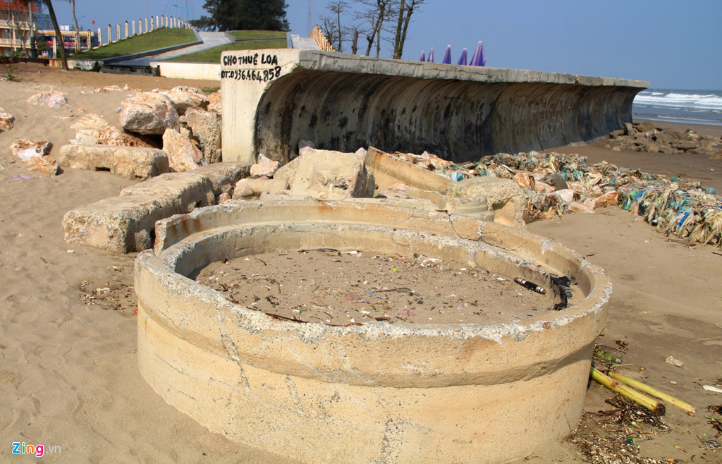 Cũng theo vị Phó chủ tịch phường, việc tồn tại của bức tường đá đã ảnh hưởng đến hoạt động kinh doanh của người dân. Việc khắc phục nằm ngoài khả năng của phường.